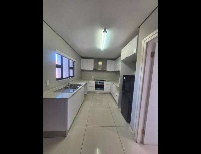 6 BEDROOM TOWNHOUSE FOR SALE IN IZINGA RIDGE